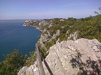 Zámek Duino v levo, hned vedle něj bydlí Esi