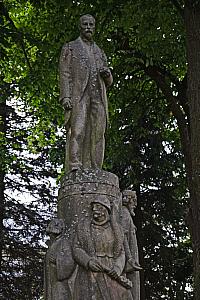 ... u pomníku T. G. Masaryka ...